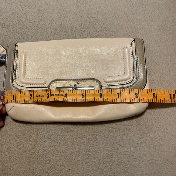 Coach leather wristlet - Coach wallet - Coach - leather clutch - Picture 9 of 10